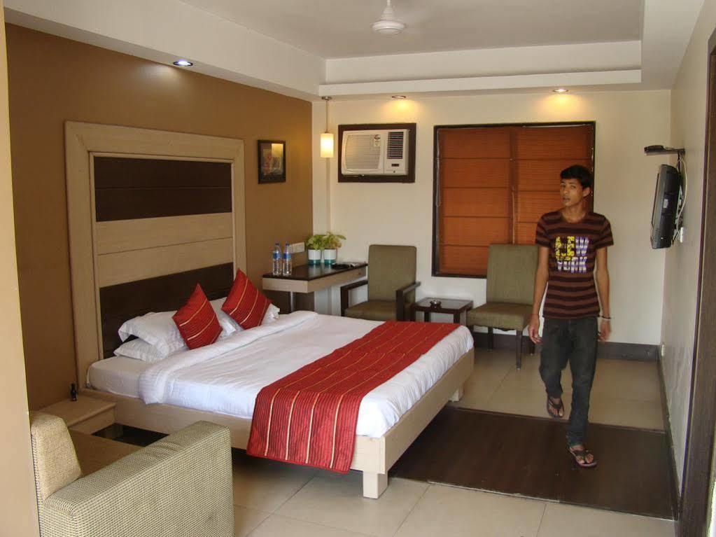 Hotel Pacific Inn Huda City Centre グルガウン エクステリア 写真