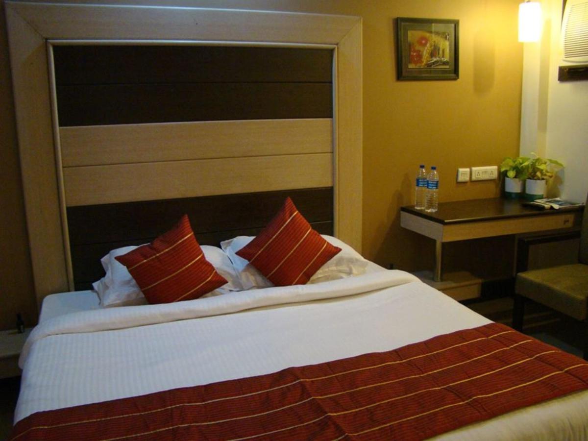 Hotel Pacific Inn Huda City Centre グルガウン エクステリア 写真