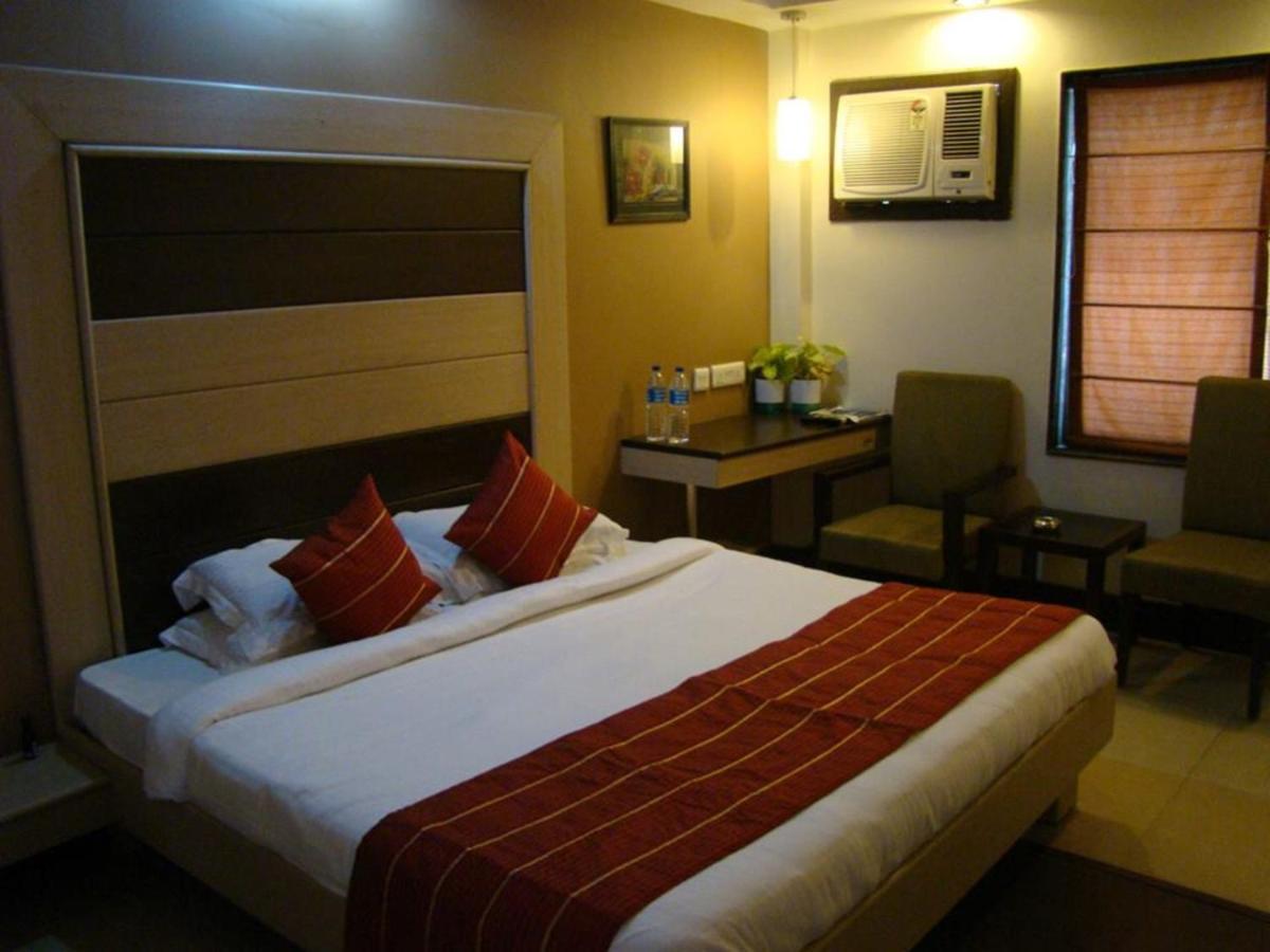 Hotel Pacific Inn Huda City Centre グルガウン エクステリア 写真